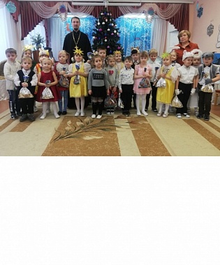 Священники поздравили воспитанников детских садиков города Котельнича с Рождеством Христовым