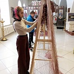 Учащиеся средней школы г. Лузы помогают приходу плести маскировочные сети для отправки в зону спецоперации