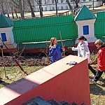 Юные добровольцы приняли участие в уборке территории Успенского кафедрального собора