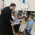 Священник поздравил воспитанников православного детского садика «Родничок» г. Котельнича с Рождеством Христовым